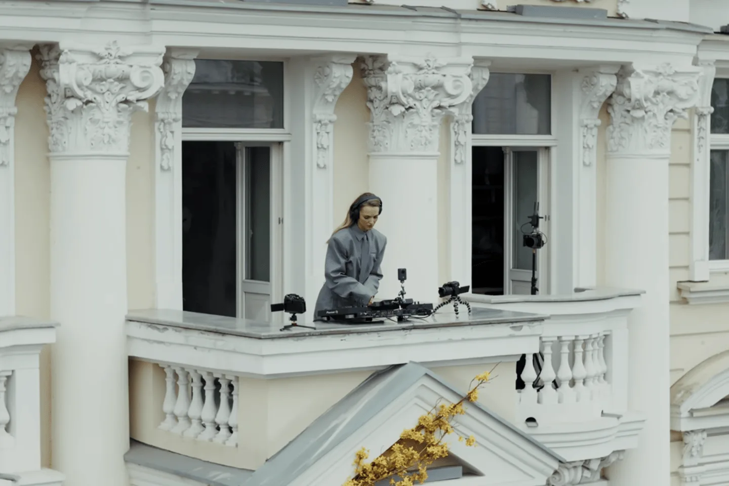 Vilniaus balkonas, kuris sustabdė laiką: Simona Burbaitė surengė DJ setą su senamiesčio panorama