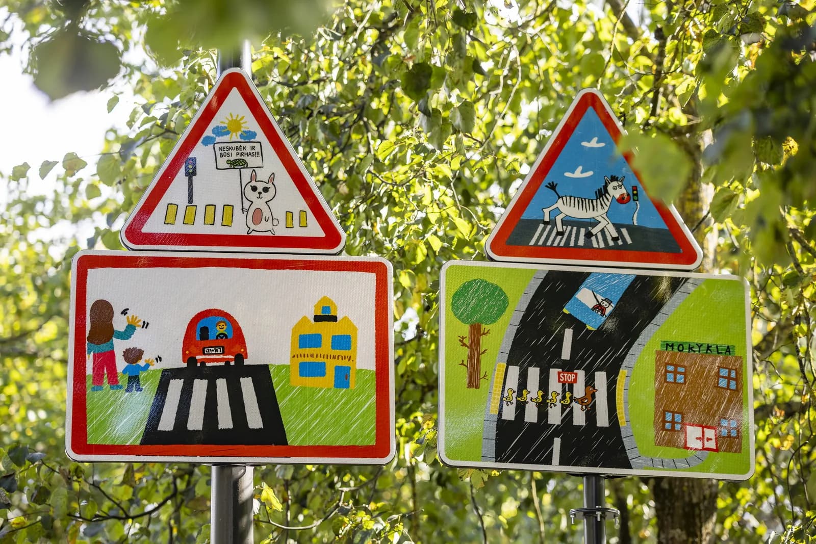 Pašilaičiuose atsirado vaikų sukurti kelio ženklai, Vilniaus naujienos