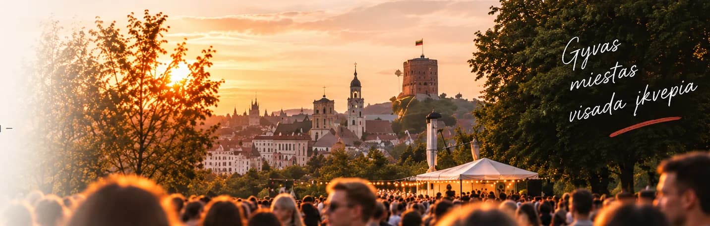 Vilniaus panorama su Gedimino pilimi vasaros vakarą, miesto šventė