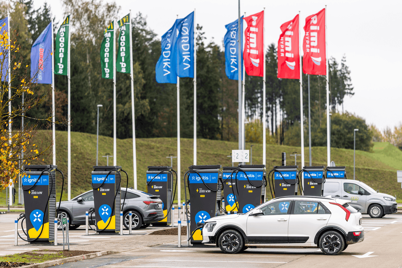 Vilniuje atidarytas didžiausias itin greito elektromobilių įkrovimo parkas: vienu metu priims 20 automobilių, Vilniaus naujienos
