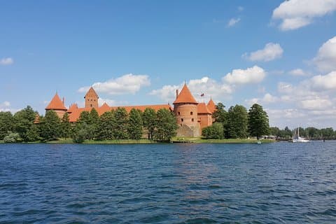Ekskursija iš Vilniaus: Panerių holokausto parkas, Trakai, Kaunas, pramoga Vilniuje