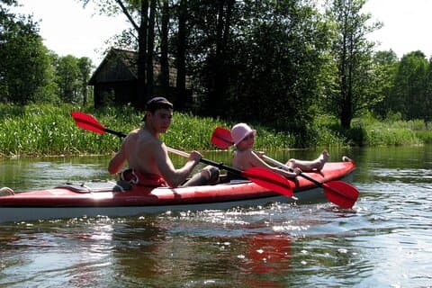 Kayak autoguidé sur la rivière Žeimena dans l'est de la Lituanie, pramoga Vilniuje