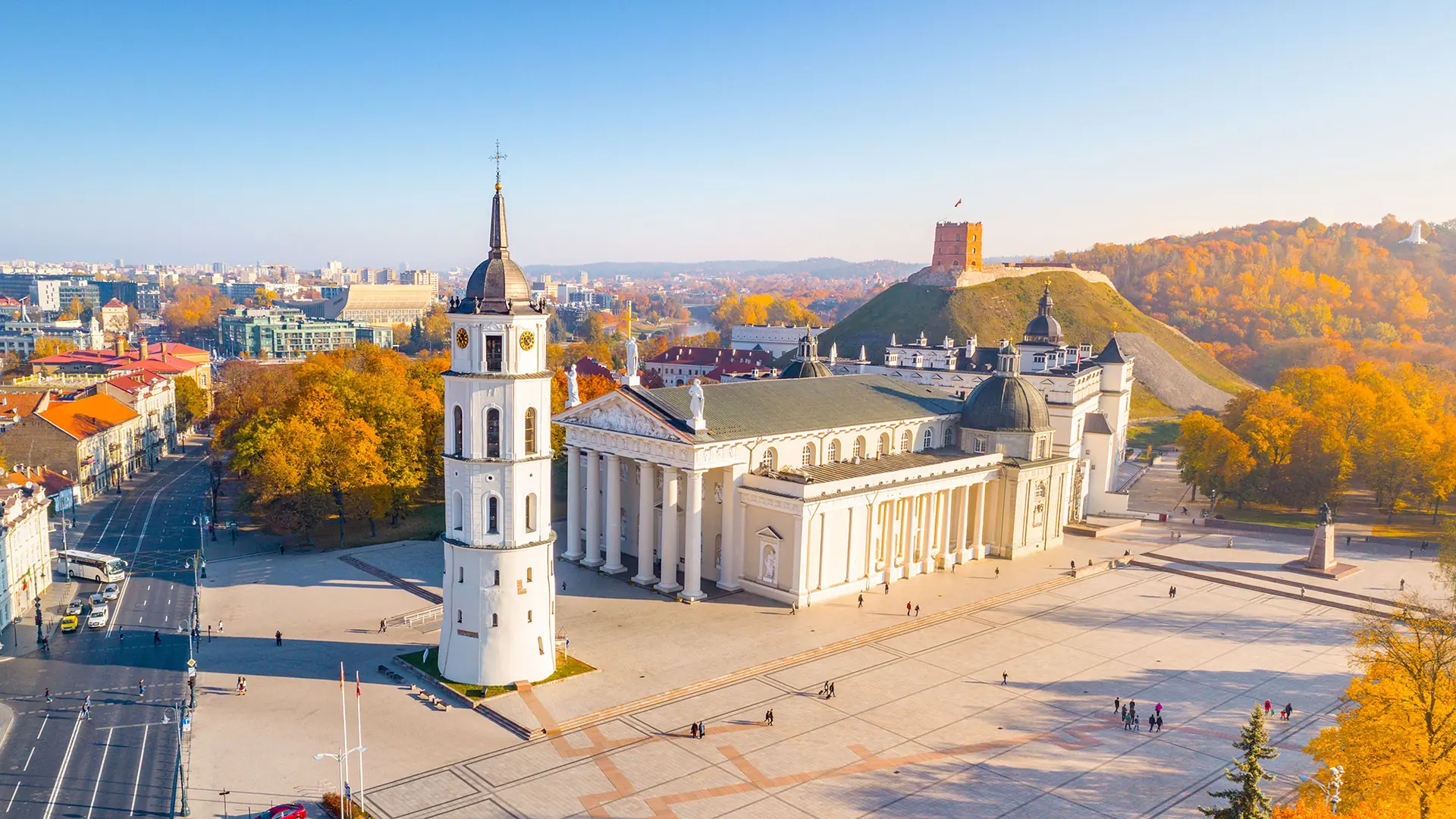 Vilniaus Katedros aikštė ir arkikatedra bazilika su varpine — pagrindinė miesto aikštė